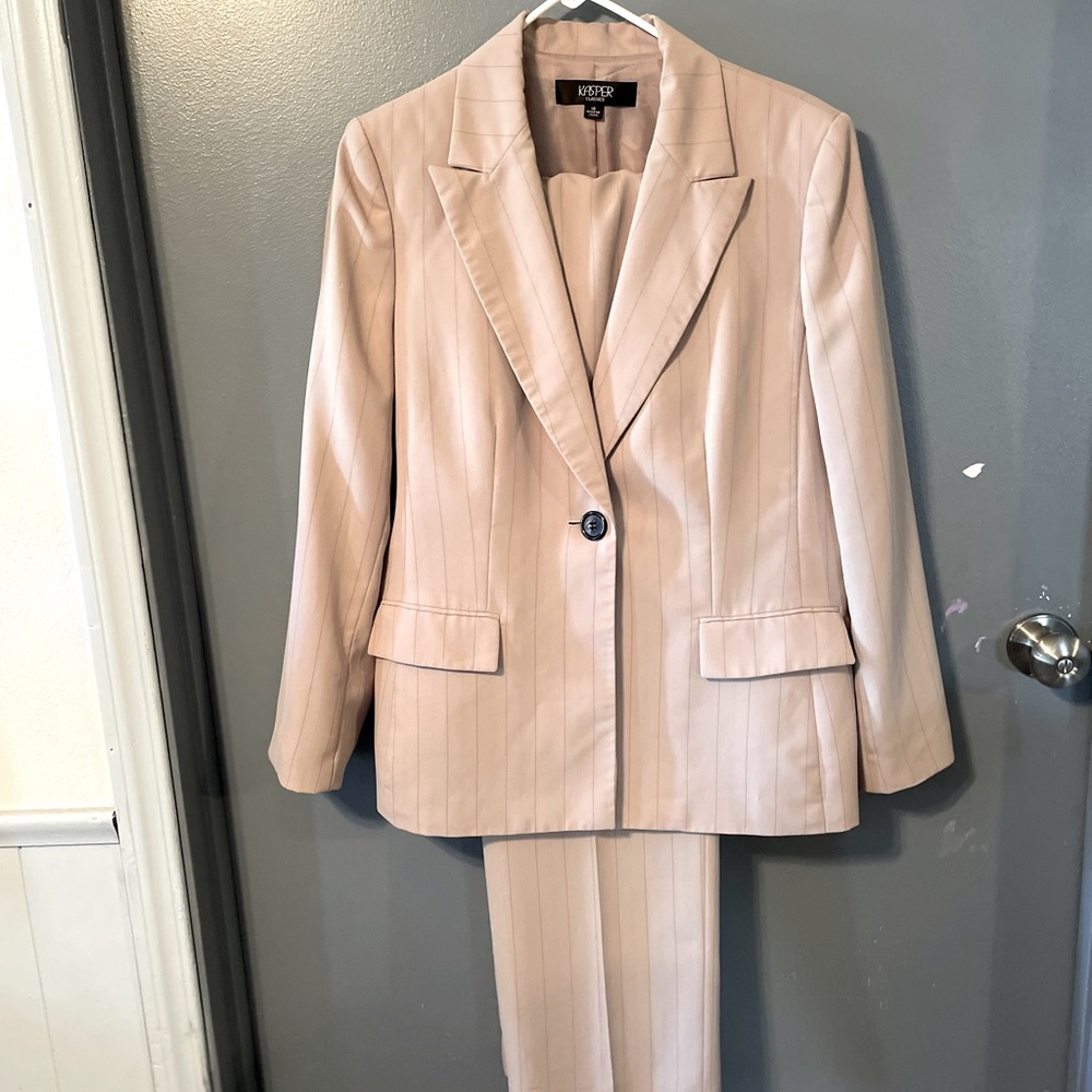 Kasper Classics Pant Suit Creme with stripe size 14